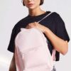 joven-con-mochila-ligera-color-rosa