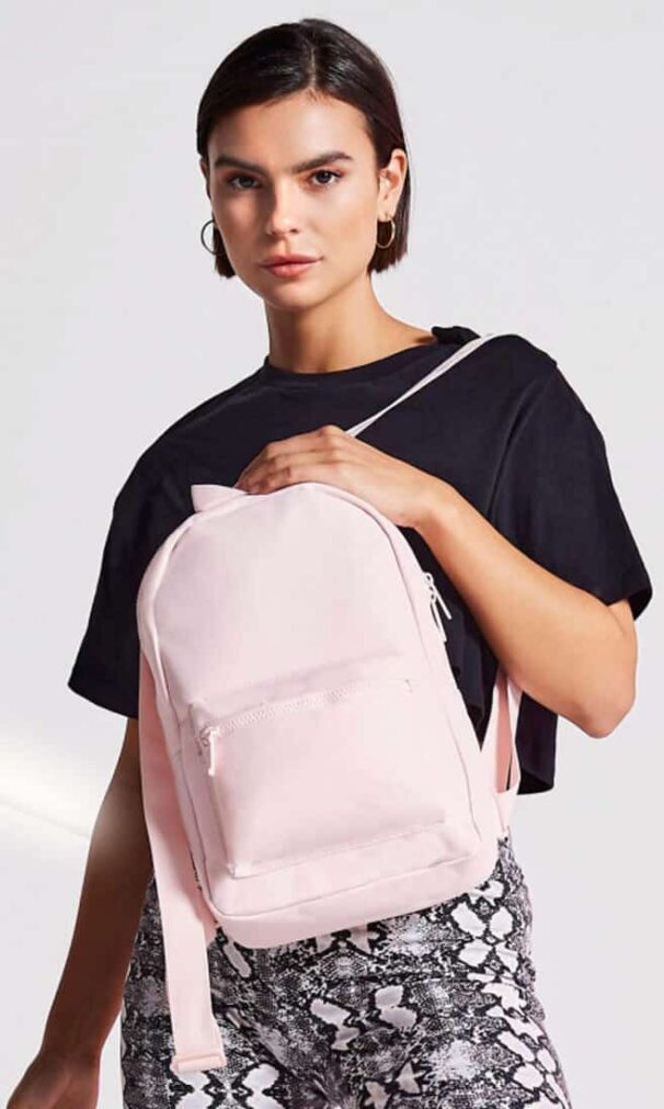 joven-con-mochila-ligera-color-rosa