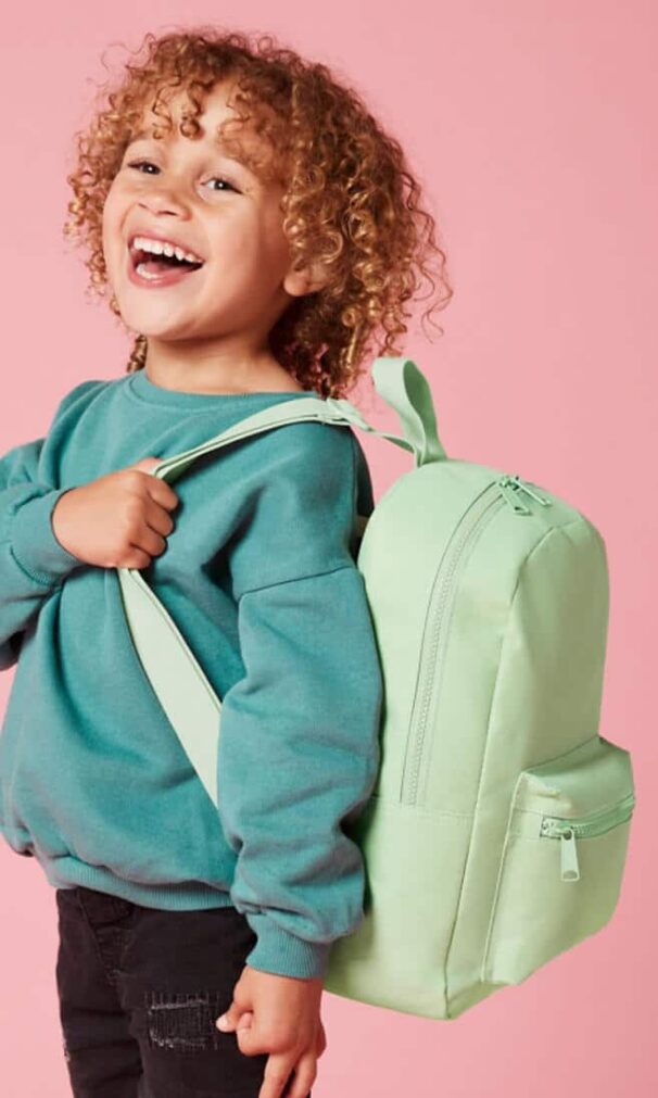 niño-sonriente-con-mochila-ligera